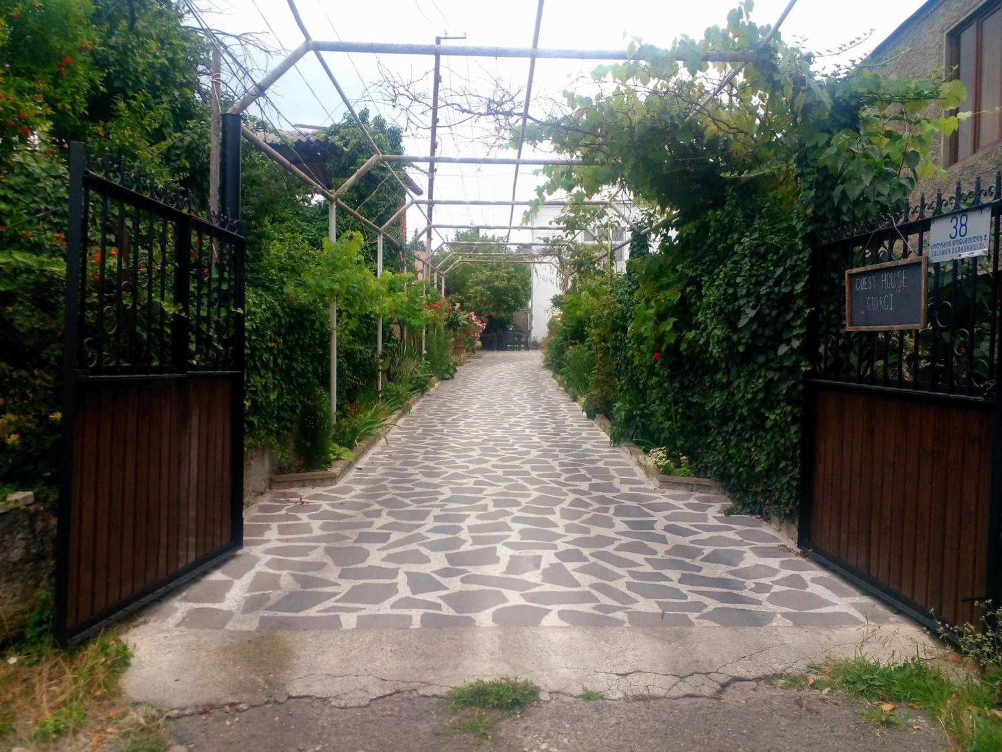 Guesthouse Giorgi Telavi Exteriör bild